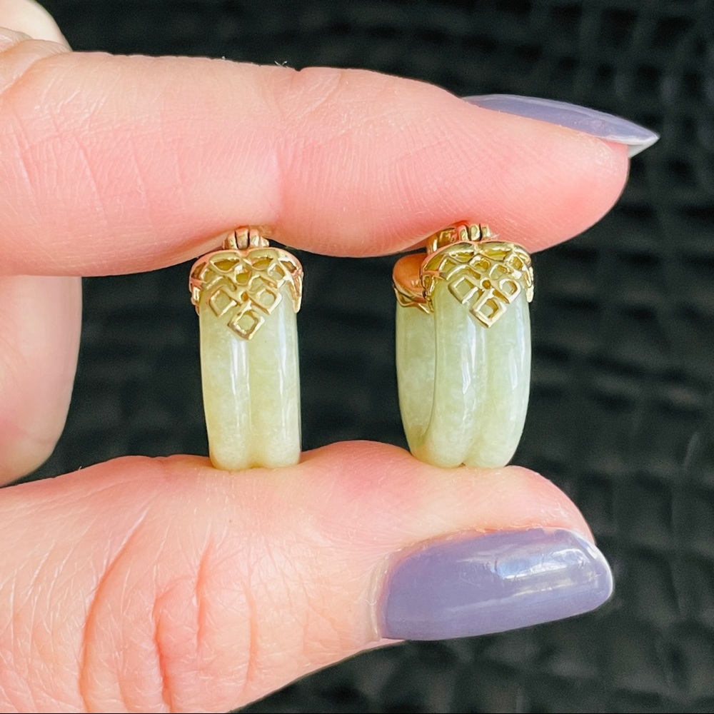 🎉Sold🎉 Estate 14k Gold Solid Green Jade Hoop Huggie Earrings - Picture 4 of 9